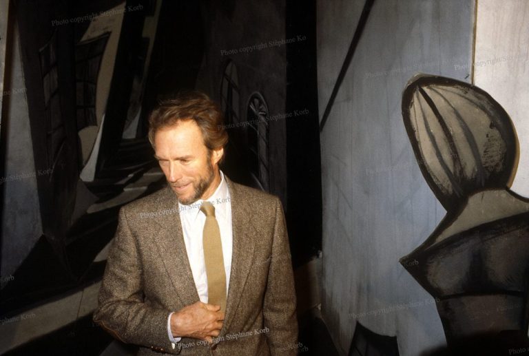 Clint Eastwood dans un décor du film le cabinet du docteur Caligari 