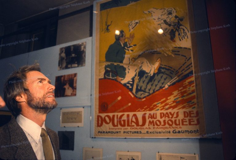 Clint Eastwood et une affiche de film avec Douglas Fairbanks
