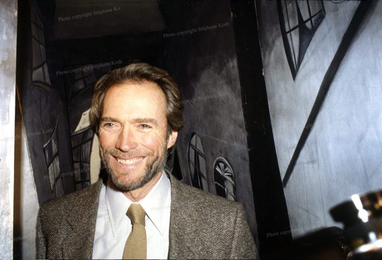Clint Eastwood souriant dans un décor du cabinet du docteur Caligari