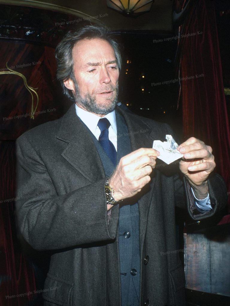 Clint Eastwood chez Maxim Paris déplie un billet de 50 francs